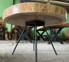 Artikelbild 6 des Artikels “Niedriger Naturholztisch rund aus Suar mit Metallbeinen Spider. 96cm Länge, 94cm Breite, 60cm Höhe. Tischplatte 10cm dick. “